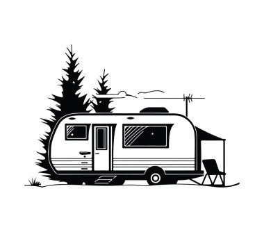 Doğada Çam ağaçlarıyla çevrili Vintage Travel Trailer