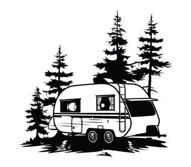 Uzun çam ağaçlarıyla çevrili eski bir karavan.