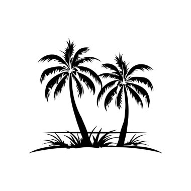 Sakin bir sahil manzarasında iki tropikal palmiye ağacının zarif silueti