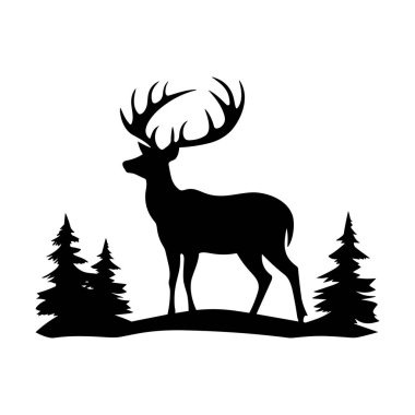 Gün batımında sakin bir manzarada uzun çam ağaçlarının arasında duran görkemli bir geyik silueti.