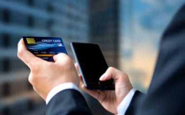 Akıllı telefon ile kredi kartı ile işadamı ödeme veya alışveriş