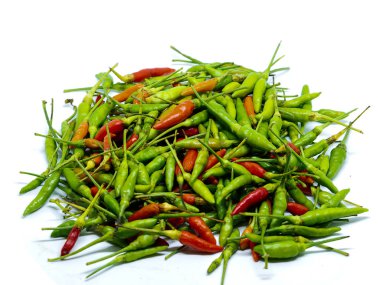 Güzel üstten görünüm, küçük ve kırmızı sıcak kuş gözü chili PADI, beyaz bir arka plan üzerinde izole.