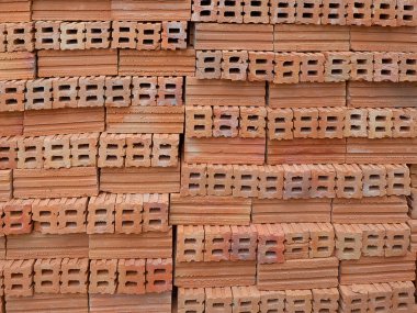 Kırmızı tuğla yapımı için yığını.