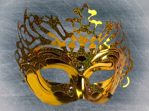 Máscara Dourada Carnaval Isolado Máscara Metal Dourado Isolado Fundo Preto — Fotografia de Stock