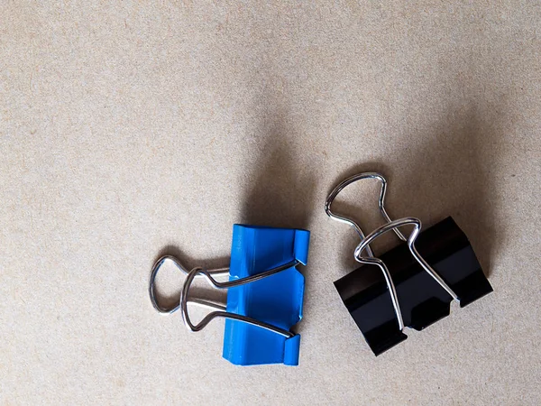 Clipe Papel Preto Azul Fundo Marrom — Fotografia de Stock