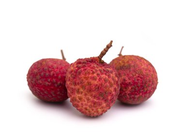 Beyaz arka planda izole edilmiş taze lychees.