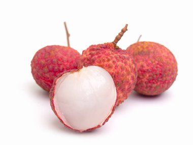 Beyaz arka planda izole edilmiş taze lychees.