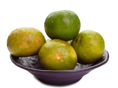 Beyaz arka plan üzerinde izole meyve narenciye kireç. (kırpma yolu)   