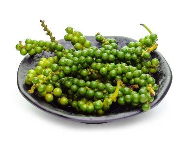 Beyaz arka plan üzerinde taze biber. (Sağlıklı gıda