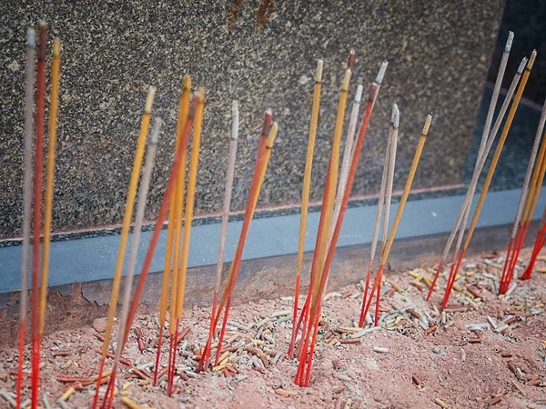 (Close up) Saygı göstermek için Buddha veya Hindu tanrıları için dua tütsü.