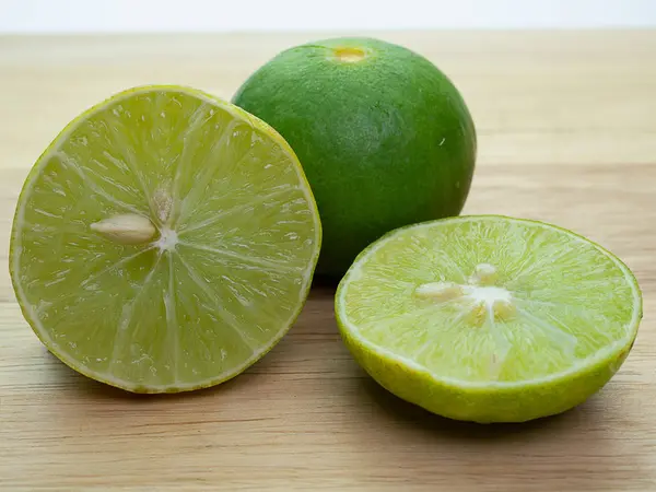 Υγιεινά Τρόφιμα Λεμόνι Πράσινο Φύλλο Θέσει Ξύλινο Δάπεδο — Φωτογραφία Αρχείου