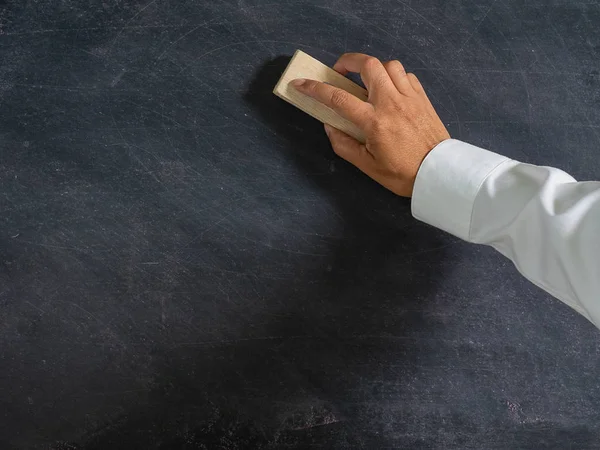 Fırça silgi ve yazı tahtası tutan el, kavram eğitim ve okul, arka plan veya kopya alanı için kısa mesaj Ekle.