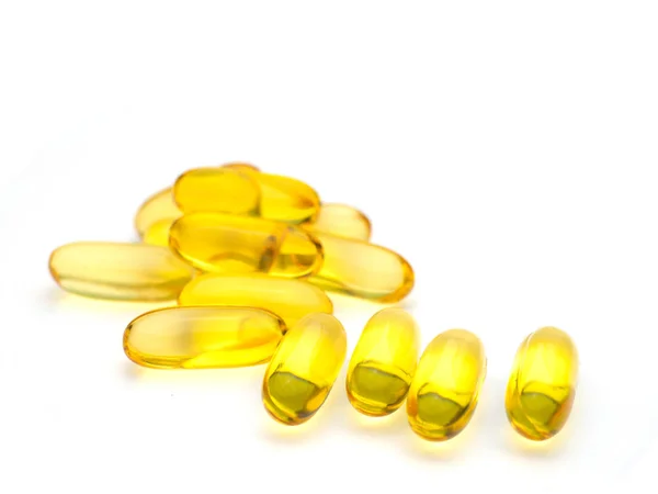 Balık omega 3 jel kapsül beyaz arka plan üzerinde izole petrol. (seçici odak)