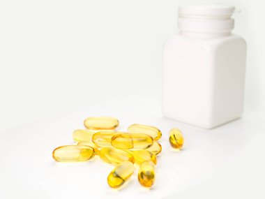 Balık omega 3 jel kapsül beyaz arka plan üzerinde petrol. (seçici odak)