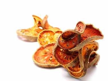 Beyaz arka plan üzerinde izole kurutulmuş bael meyve dilimleri.