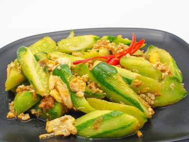 (Yakın) Cucuber yumurta ve domuz eti ile kızartılmış karıştırın. beyaz arka plan üzerinde izole.