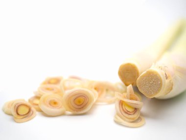 Beyaz arka plan üzerinde izole limon otu. (için boş alan ile metin)