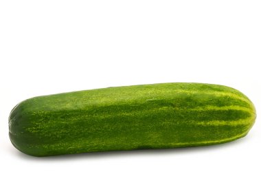 Beyaz arka plan üzerinde izole salatalık. (Sağlıklı sebze)