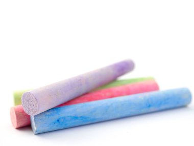 beyaz zemin üzerine çizmek için renkli tebeşir