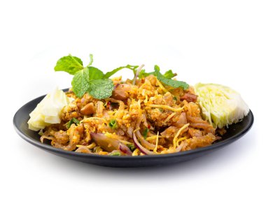 Yam Naem Khao Thot, beyaz arka plan üzerinde baharatlı Tayland Gıda. 