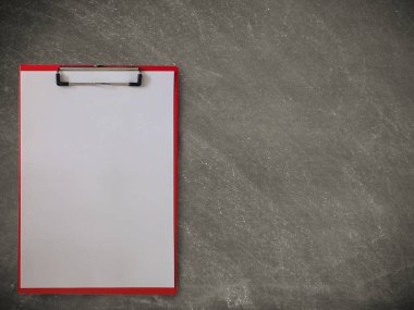 Pano'da metin için boş alana sahip bir kara tahta boş kağıda. (kavram eğitim ve yaratıcılık