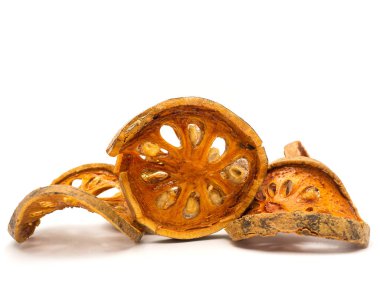 Beyaz arka plan üzerinde izole kurutulmuş bael meyve dilimleri.