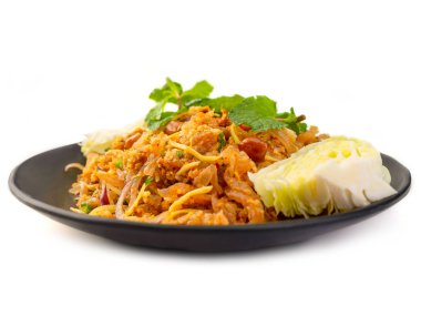 Yam Naem Khao Thot, beyaz arka plan üzerinde baharatlı Tayland Gıda.