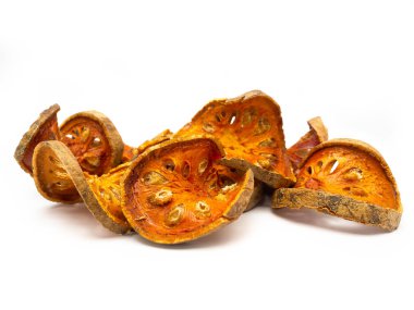 Beyaz arka plan üzerinde izole kurutulmuş bael meyve dilimleri.