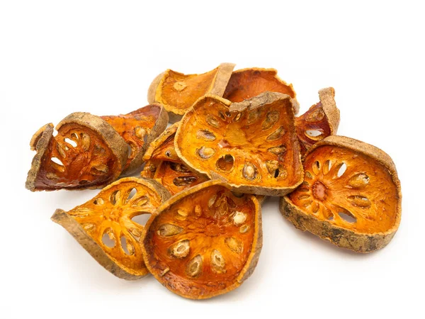 Beyaz arka plan üzerinde izole kurutulmuş bael meyve dilimleri.