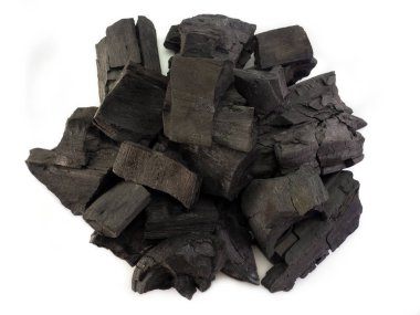 (Üstteki görünüm görüntüsü) Beyaz arka planda izole edilmiş doğal odun kömürü.