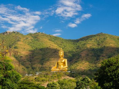 Lopburi, Tayland - 11 Kasım 2018: Tapınakta Lopburi, Tayland Tayland insanlar ve seyahat etmek seyahat ziyaret için dağın tepesine Wat Khao Wong Phra Chan.