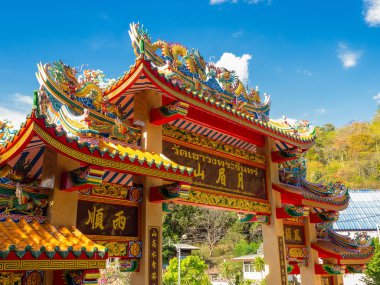 Lopburi, Tayland - 11 Kasım 2018: Tapınakta Lopburi, Tayland Tayland insanlar ve seyahat etmek seyahat ziyaret için dağın tepesine Wat Khao Wong Phra Chan.