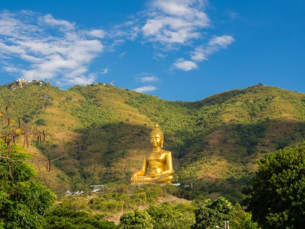 Lopburi, Tayland - 11 Kasım 2018: Tapınakta Lopburi, Tayland Tayland insanlar ve seyahat etmek seyahat ziyaret için dağın tepesine Wat Khao Wong Phra Chan.