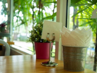 Restoran, tabloda oda yemek.