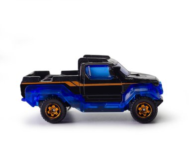 Beyaz arka plan üzerinde izole oyuncak araba. (kırpma yolu)