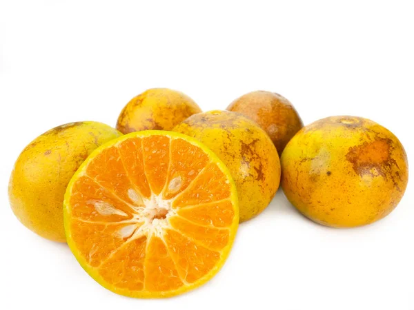 オレンジ色の果物は 白い背景で隔離 健康的なフルーツ — ストック写真