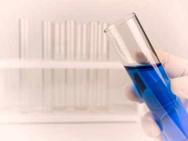 bir tüp, bilimsel test kavramı holding kimyager. (Vintage renk resim)