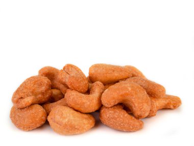 Beyaz arka plan üzerinde izole kaju fıstığı yığın.