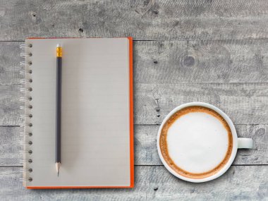 boş açılan defter ile kahve. (iş kavramı)