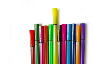 Beyaz arka plan üzerinde renkli kalem. (için boş alan ile metin)  