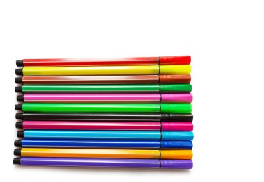 Beyaz arka plan üzerinde renkli kalem. (için boş alan ile metin)  