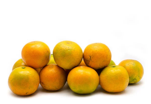 新鮮なオレンジは 白い背景で隔離 健康的なフルーツ — ストック写真