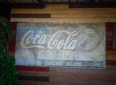 Ang Thong, Tayland - 26 Ocak 2019: eski pas koşulu vintage Coca Cola logosu. Tayland'ın ang thong yılında üzerinde 26 Ocak 2019.