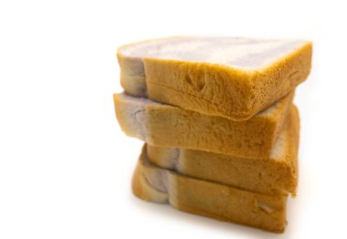 Beyaz arka plan üzerinde izole taze ekmek. (Sağlıklı gıda)