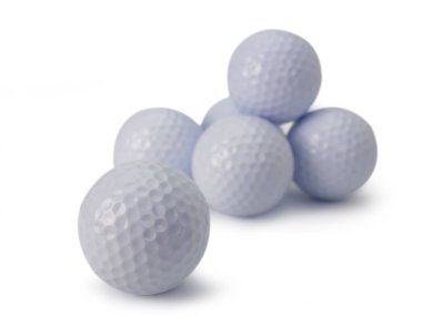 izole beyaz zemin üzerine beyaz golf topu. 