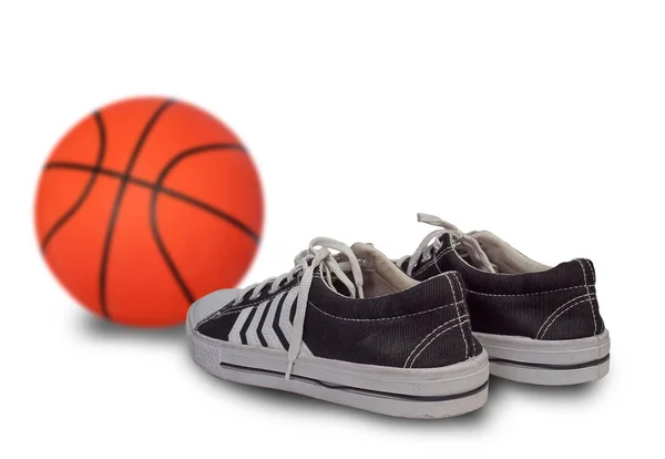 Spor ayakkabı ve basketbol topu. — Stok fotoğraf