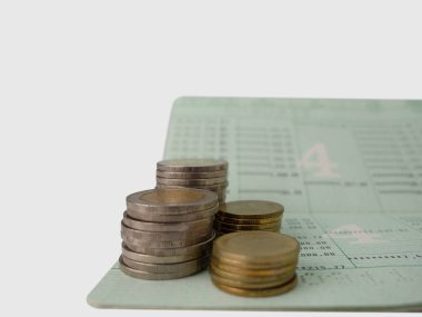 hesabı hesap cüzdanı ve para yığınları.