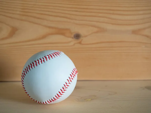 Baseball auf dem Holzboden. — Stockfoto