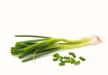 beyaz zemin üzerine taze soğan.