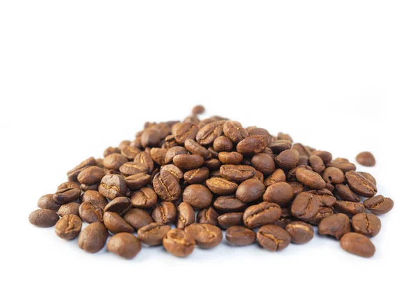 Kaffebönor isolerad på vit bakgrund. — Stockfoto